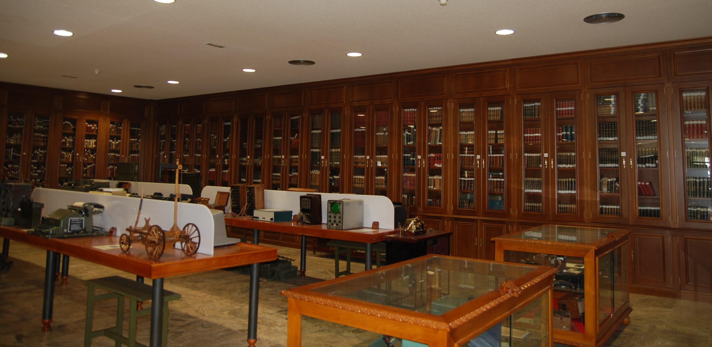 Biblioteca histórica Academia de Ingenieros Hoyo de Manzanares 