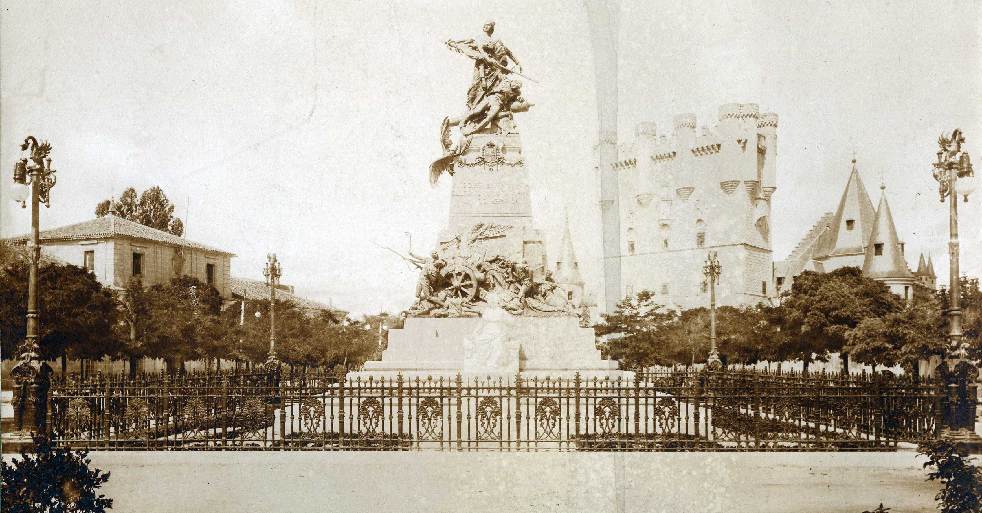 Monumento a Daoíz y Velarde en la plaza de la reina Victoria Eugenia con el Alcázar de Segovia de fondo (1910)